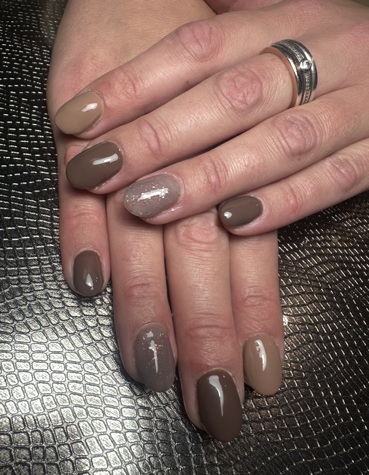 Taupekleurige manicure met een subtiel glinsterend accent