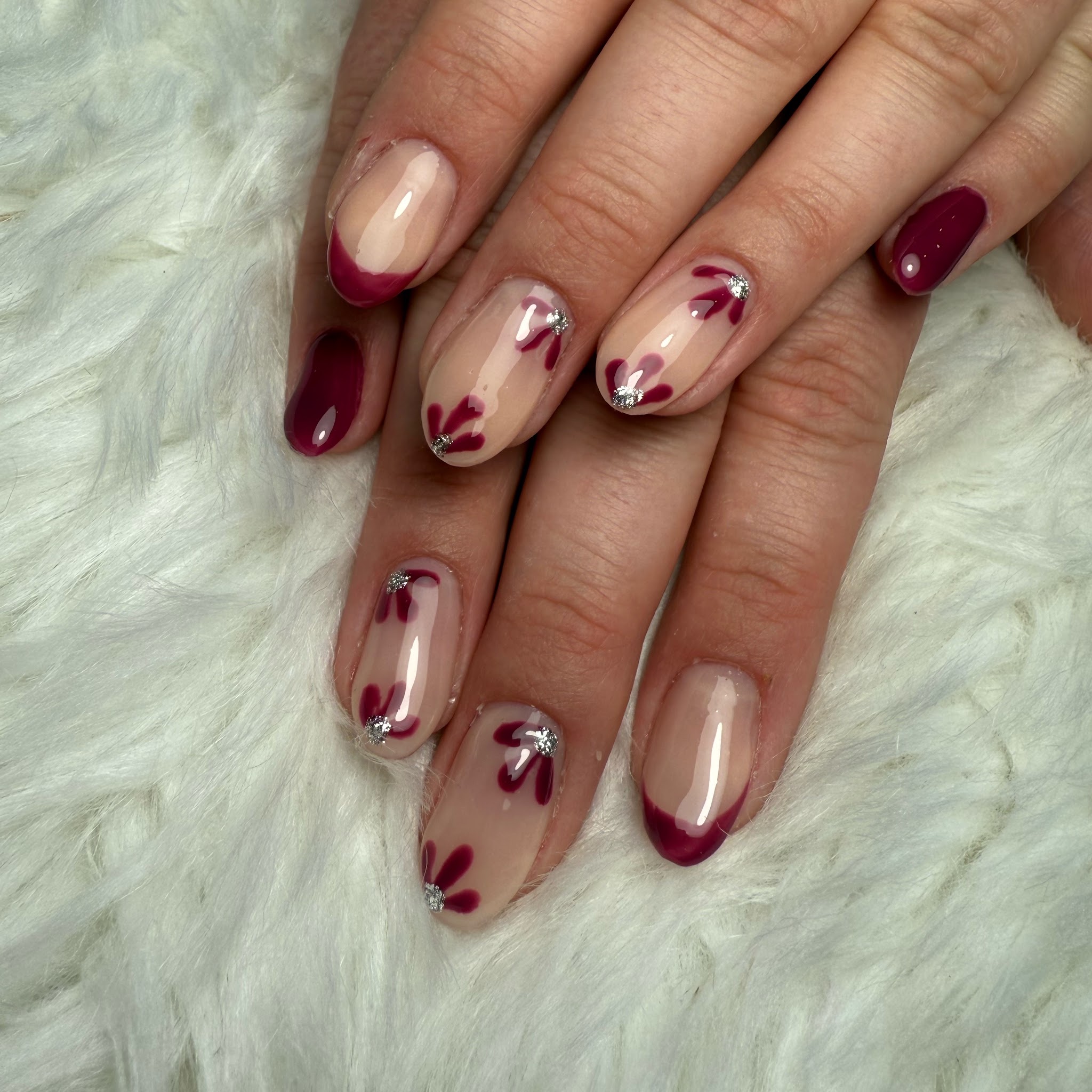 Rode en naturel nagels met kleine rode bloemetjes