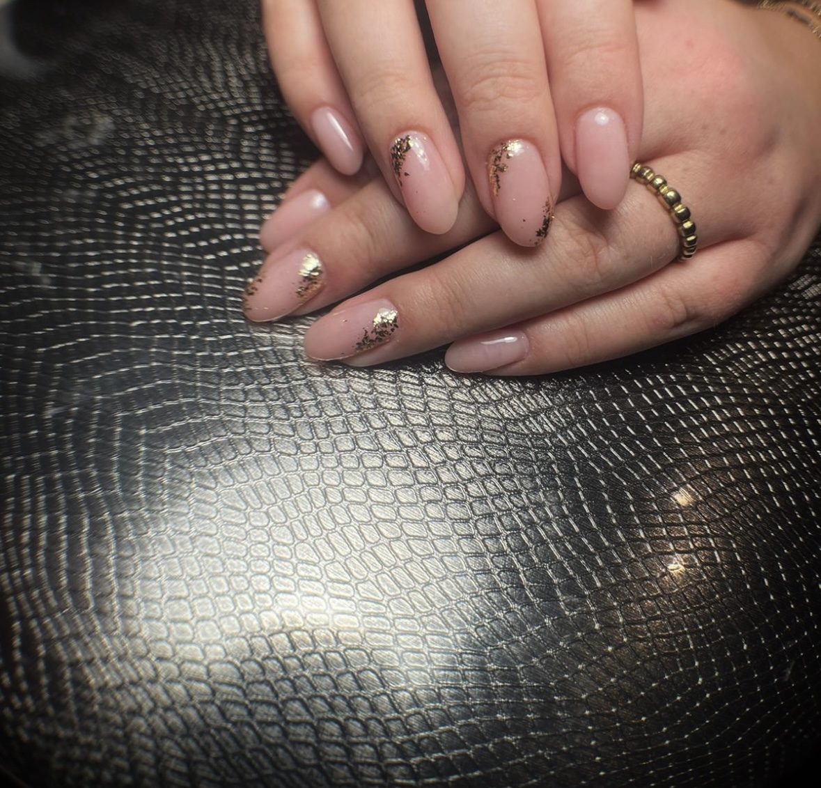 Zachtroze en pastelkleurige manicure met fijne decoratie