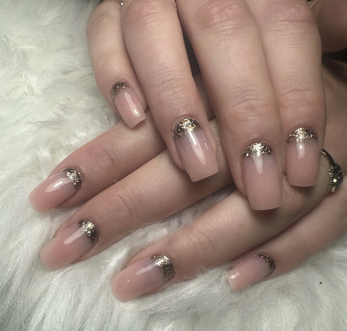 Nude manicure met glinsterende gouden accenten